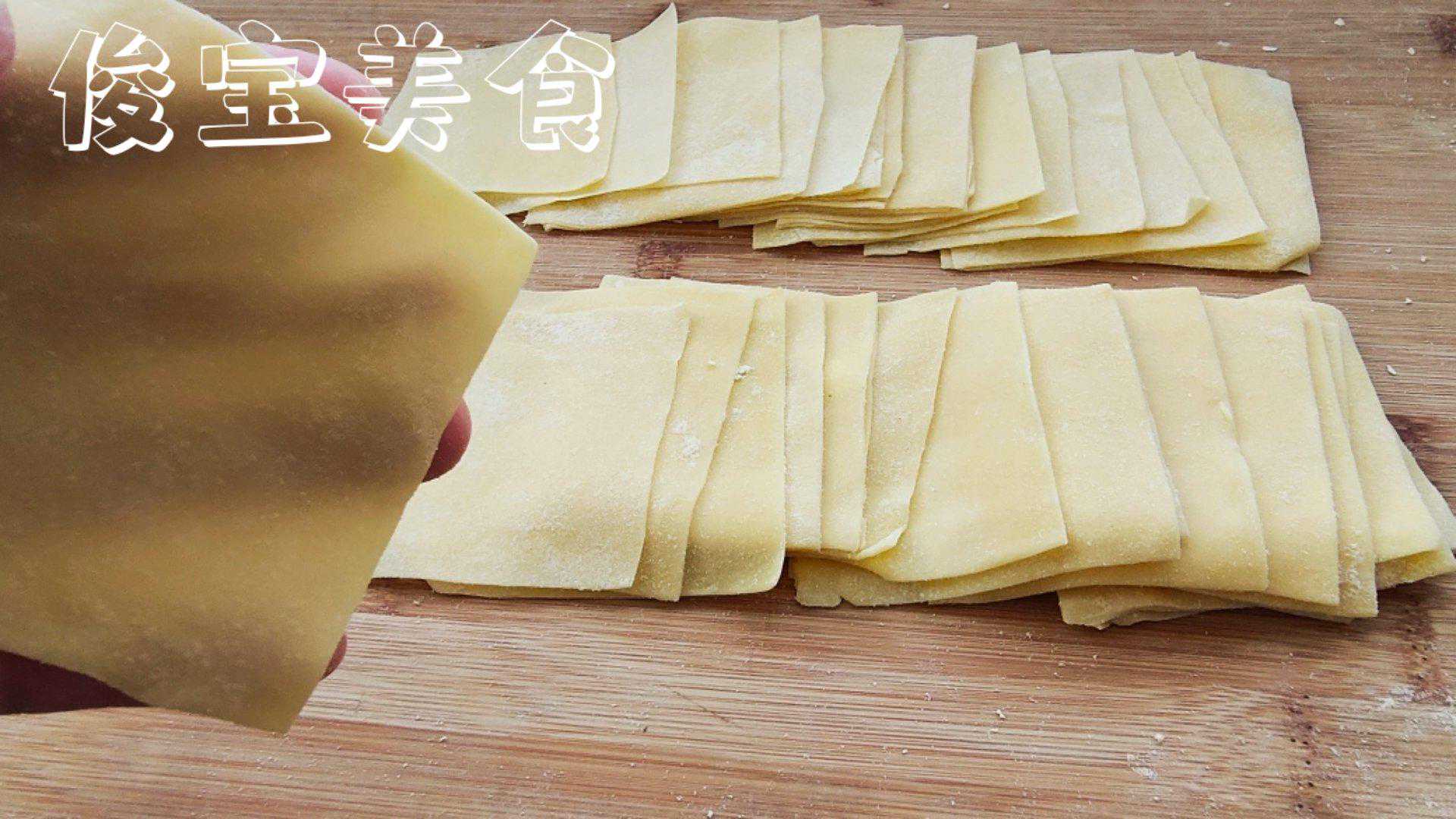 纯手工馄饨皮的做法，爽滑透亮，久煮不破，不糊汤的小技巧