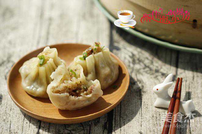 蒸包子太麻烦，饺子皮就能做“包子”，鲜香柔软，一学就会做