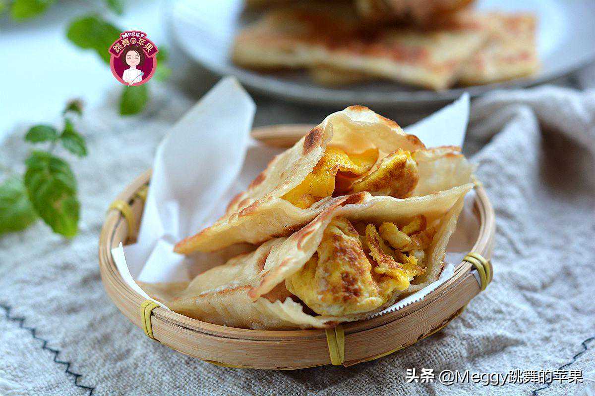 1块面烙出2种“口袋饼”，外皮酥香内层柔软，夹菜夹肉可真过瘾
