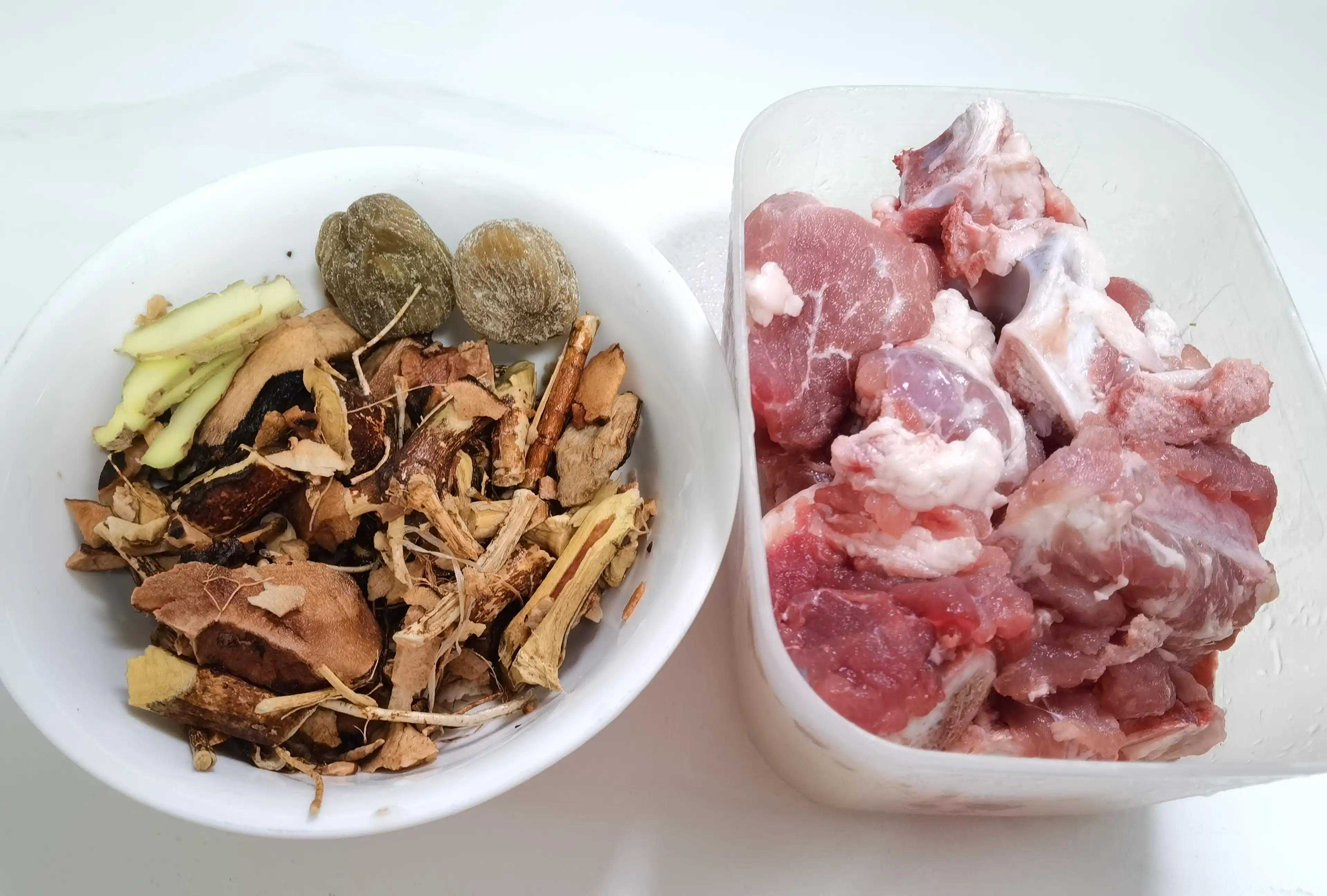 五指毛桃土茯苓煲龙骨，清热祛湿，清肝润肺，广东人的传统药膳汤