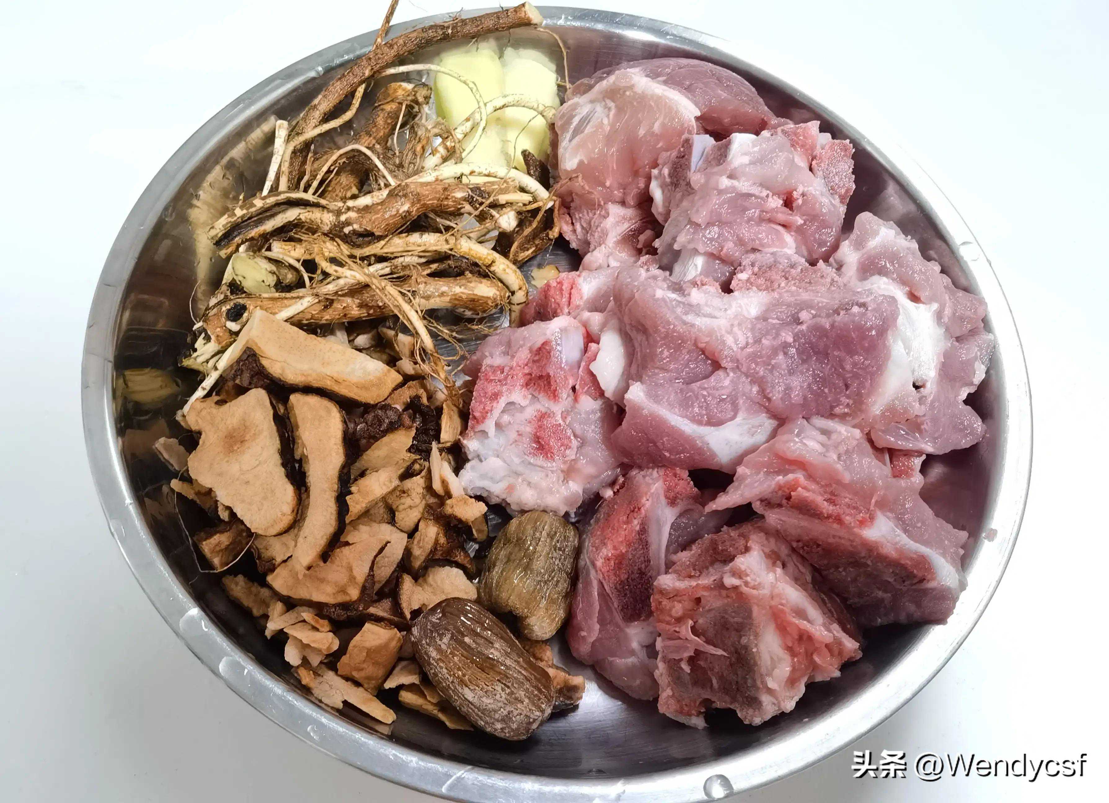 五指毛桃土茯苓龙骨汤，清热祛湿，清肝润肺，每月都会喝上几次