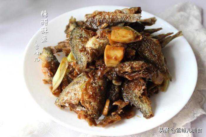 一个小妙招做出的小杂鱼，酸甜可口味道香，而且不用怕小鱼刺扎人