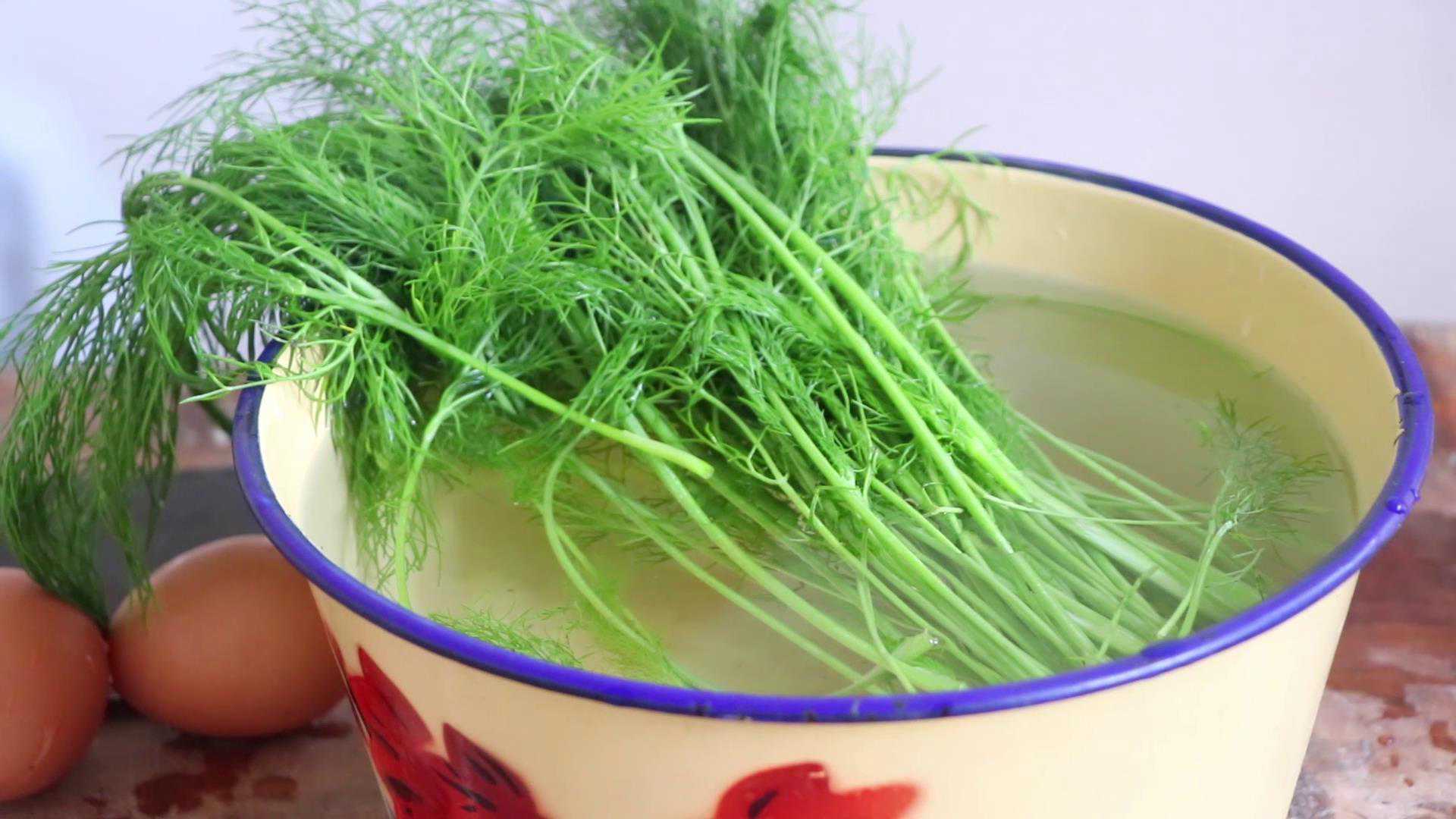 茴香里打入2个鸡蛋，原来这么好吃，不煮不蒸不包馅，比肉还香