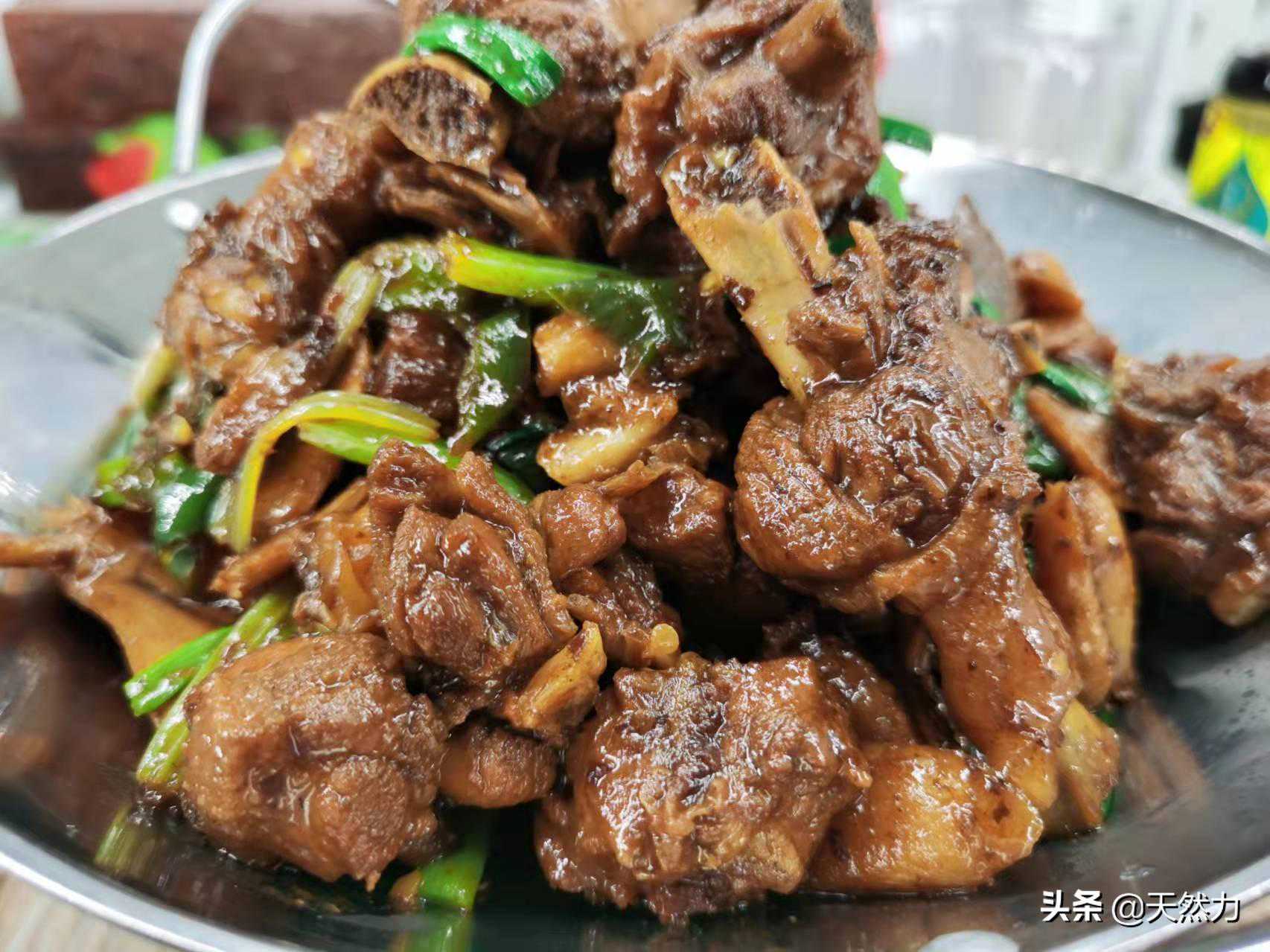 干锅鸭的传统做法，又香又酥太下饭了，学会了给家人露一手