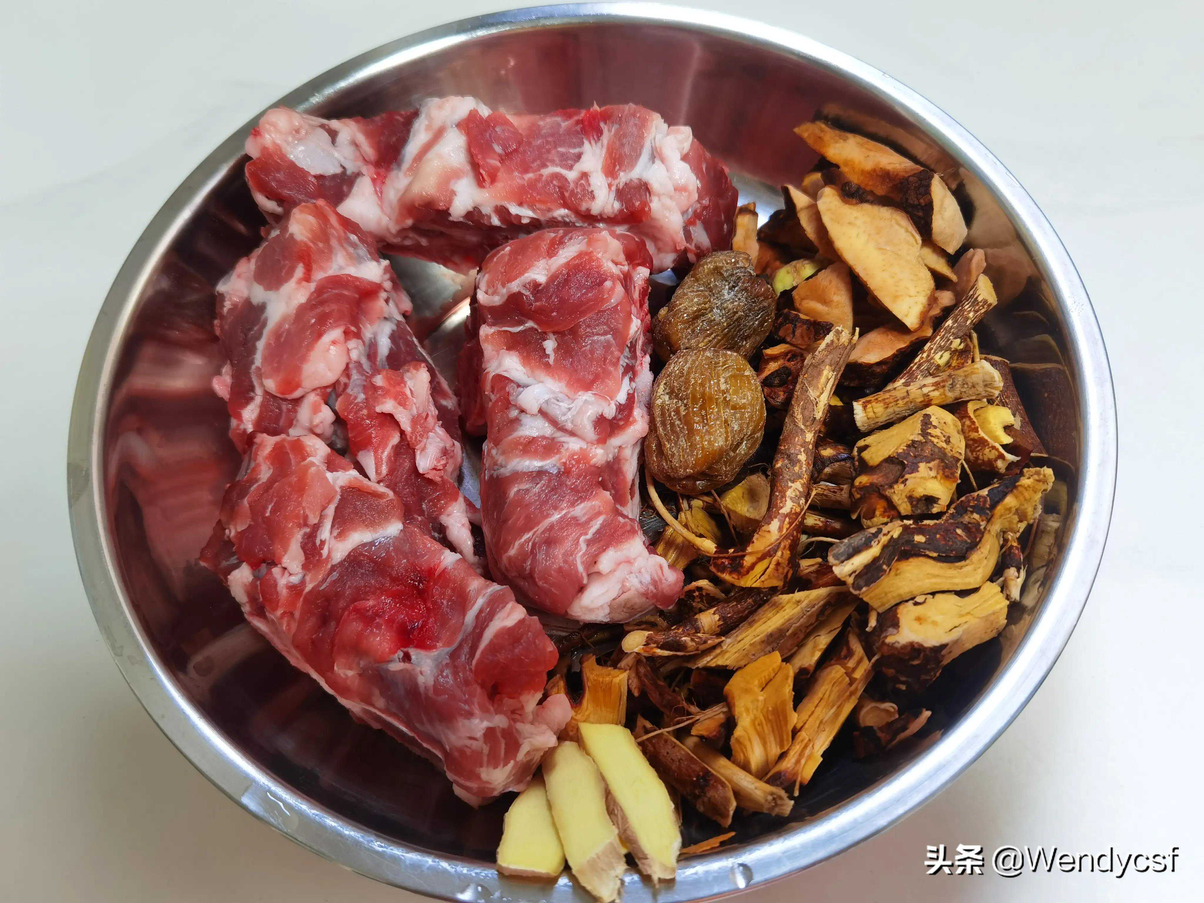 五指毛桃土茯苓龙骨汤，清热祛湿，清肝润肺，每月都会喝上几次