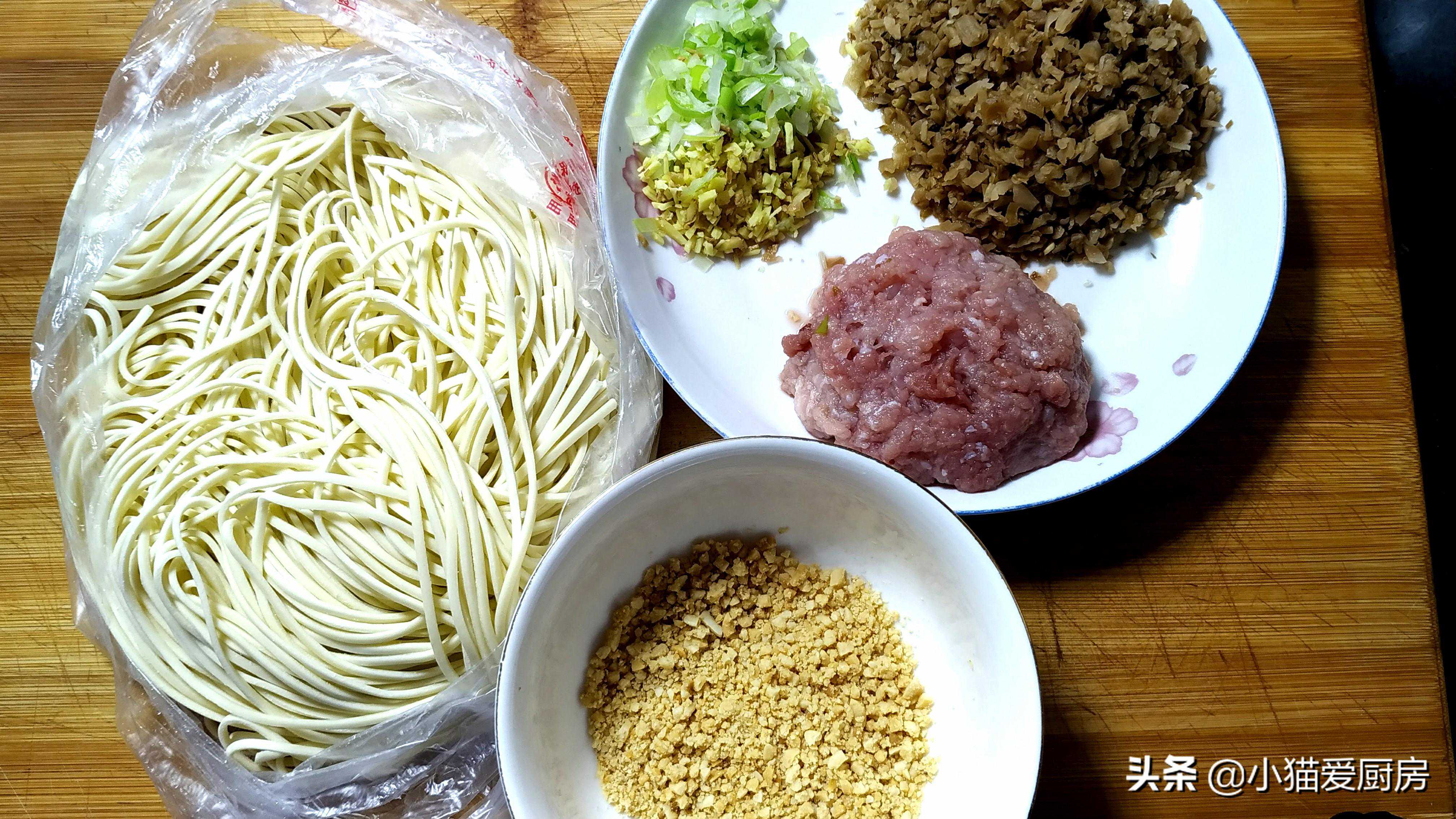 老妈教的美味家常干拌面，做法简单，一看就会，看着就很有食欲