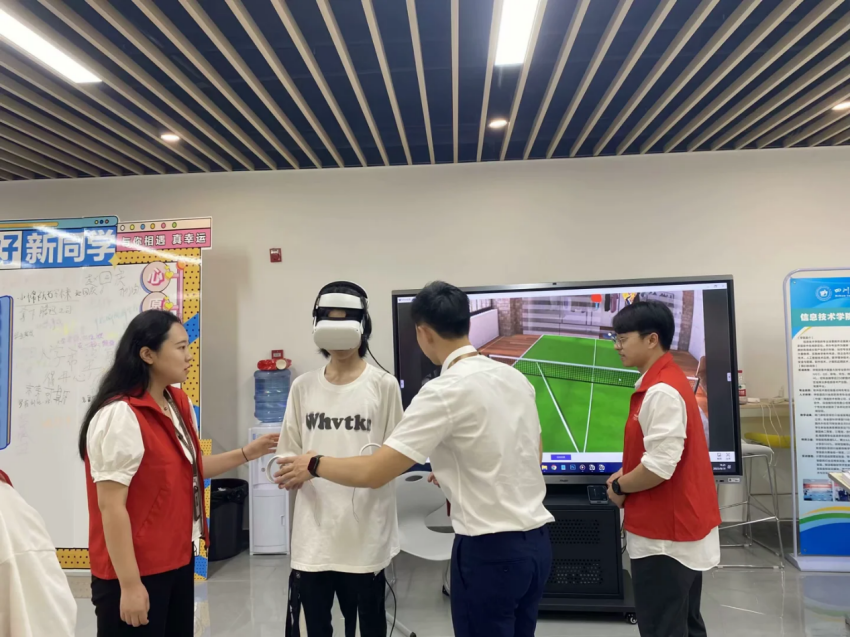 党员导师与辅导员迎新生 用专业与理想“点燃”亮火