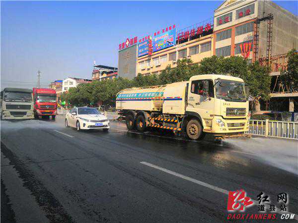 文明创建丨道县实施“一拖五”清洁模式 精细化养护“刷新”道路
