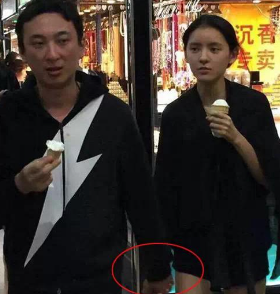娱乐圈4天6个劲爆瓜！一拖五、当街亲吻摸屁股、叔侄恋…太精彩了