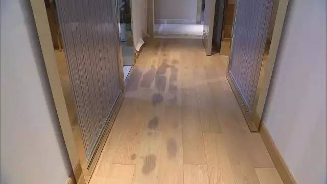 地暖上铺地板万万要盯紧，太多人漏了这一步，刚入住地板就变黑
