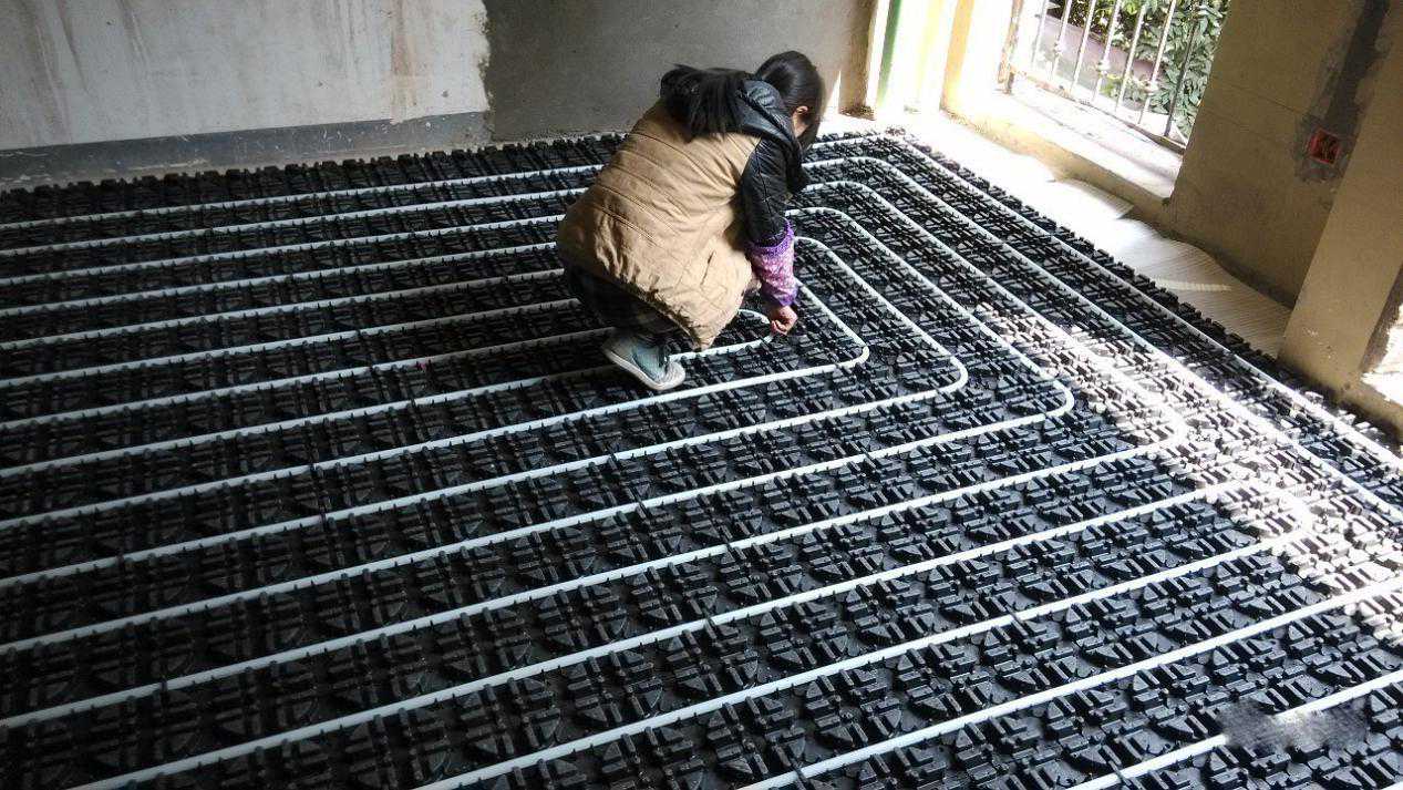 铺地暖麻烦占层高，我家地面靠0.37mm膜发热，不用水泥回填多省事
