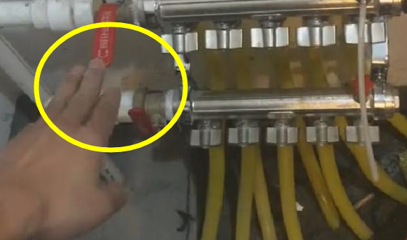 地暖放水几小时温度还是低，老师傅说该这样放水，屋里暖和极了！