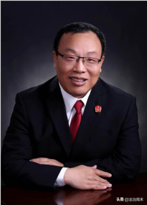 用法槌传递温暖