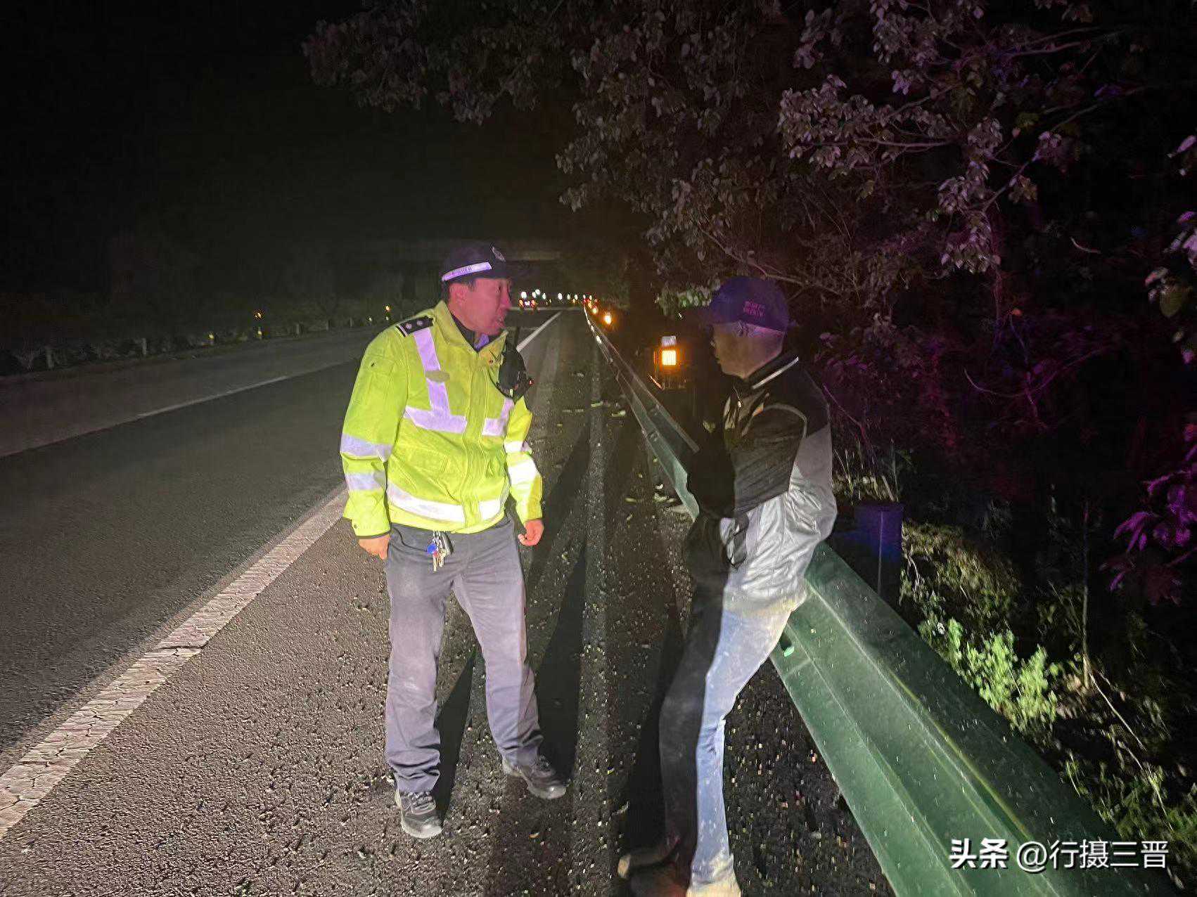 迷路老人误入高速 交警暖心护航归家