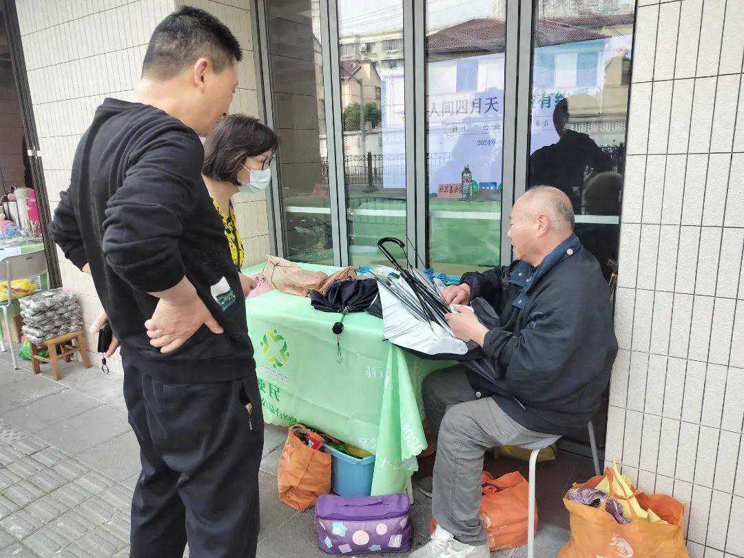 暖心！他们将便民服务送到居民“家门口”