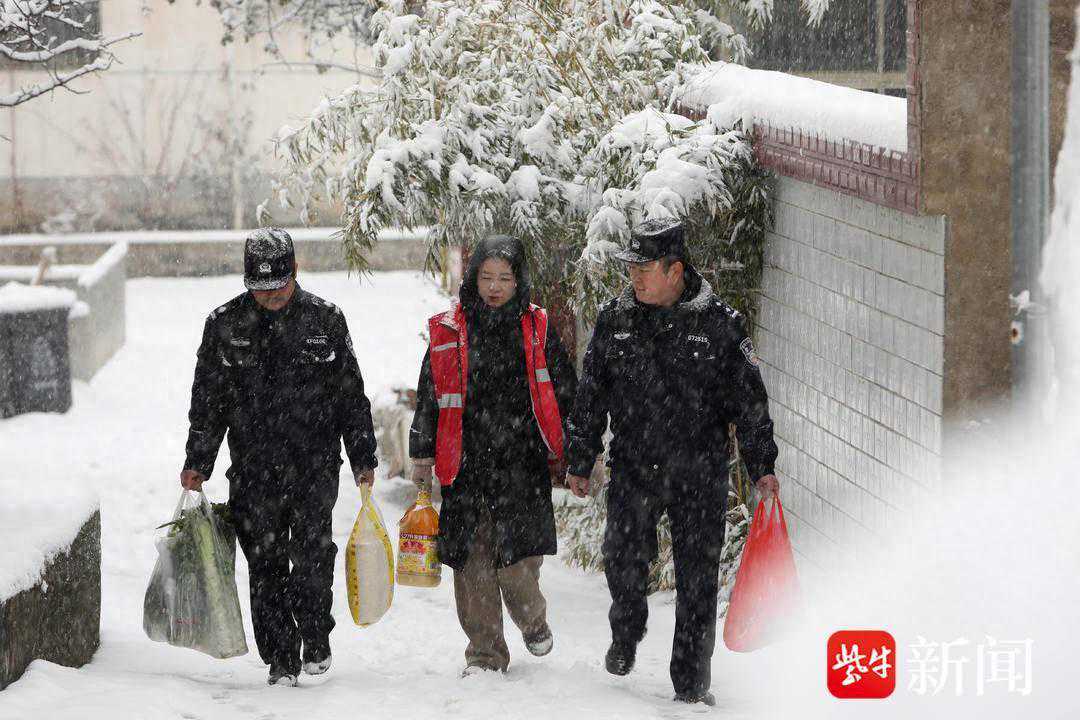 以“动”制“冻”  连云港警方绘就冰雪中最暖“警色”