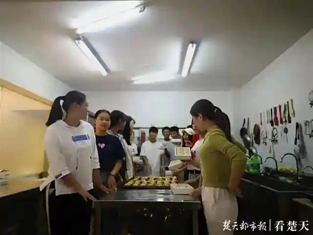 大学生自制糕点赠父母，暖暖心意表孝心