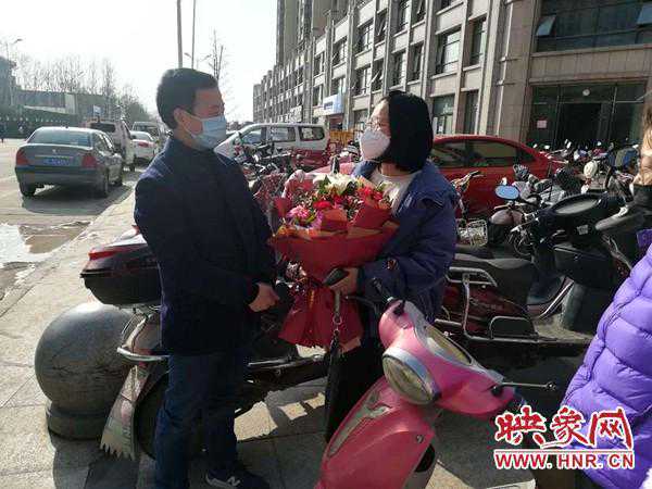 罗山：一束鲜花一份情 一句叮咛一份暖